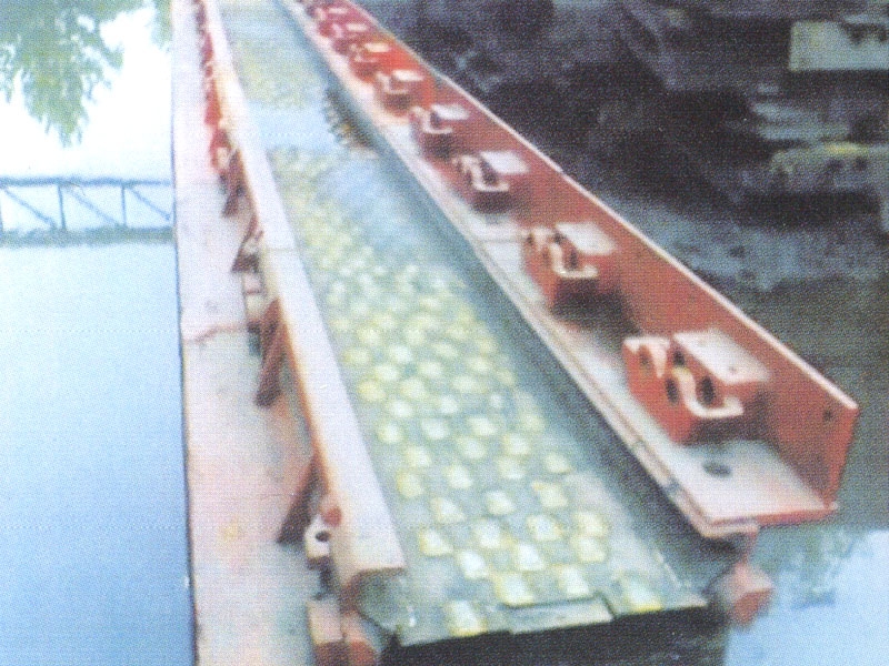 刮板運輸機轉載機溜槽的維修